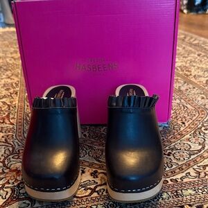 Swedish Hasbeens Black Leather Ruffled Clogs (39)